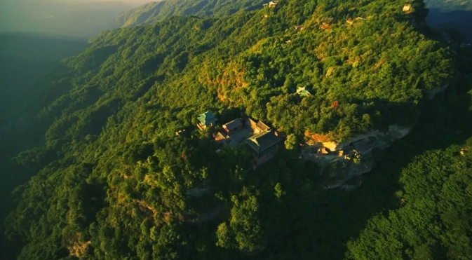 这座仙山上，有“悬崖上的故宫”